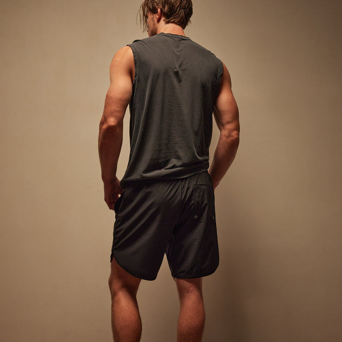 Curved Hem Board Short in Black/Black | James Perse Los Angeles
