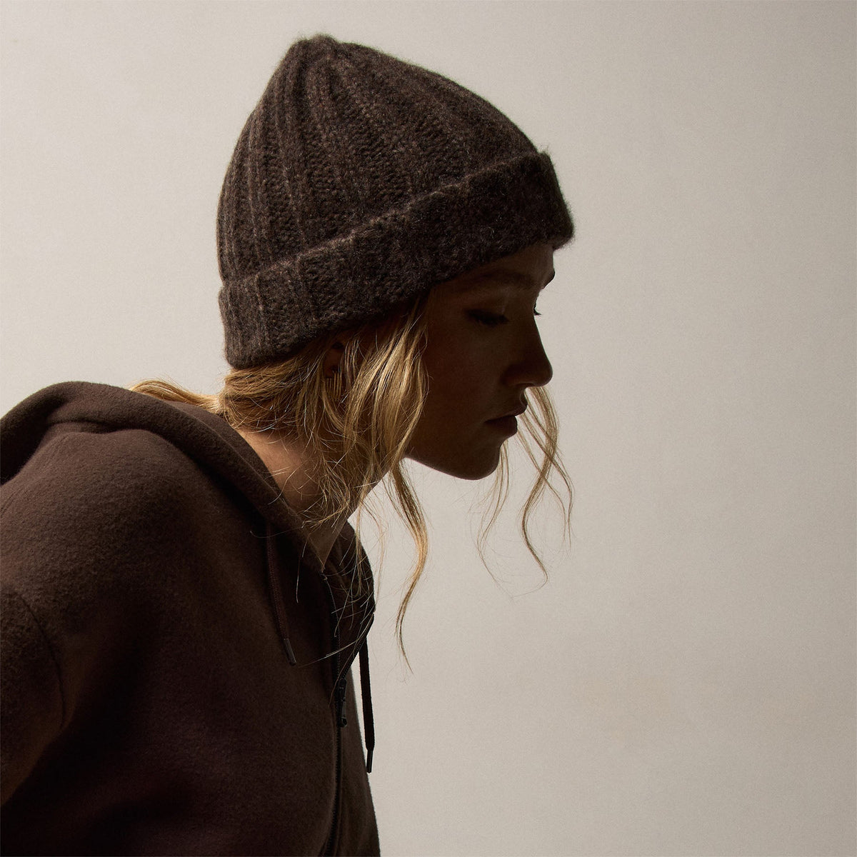 Lightweight Textured Cashmere Beanie in Bark | James Perse Los Angeles / Womens