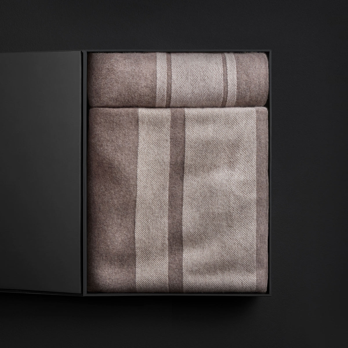 Baja Stripe Knit Blanket & Sham Gift Set In Taupe Melange/Ivory | James Perse Los Angeles