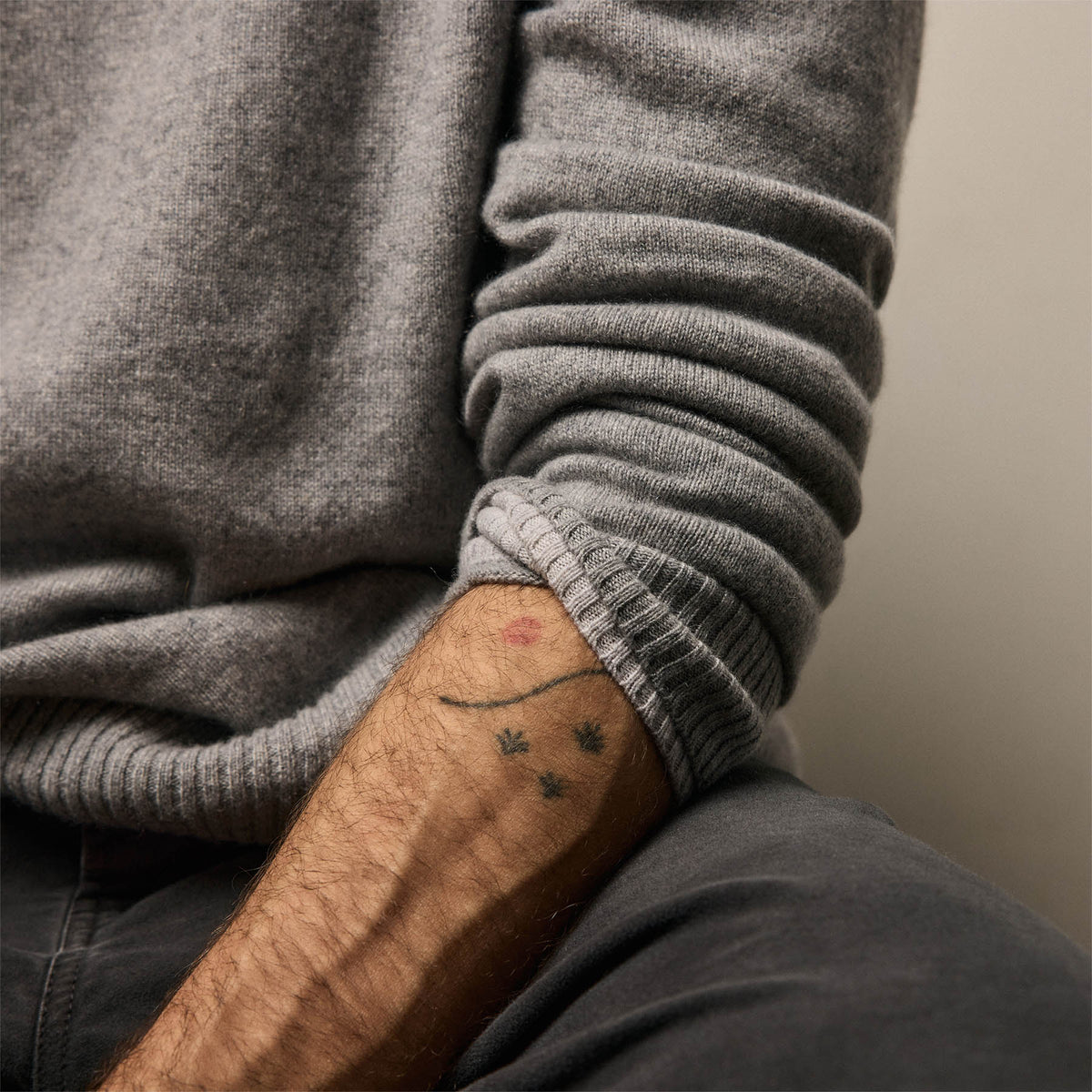 Contrast Trim Cashmere Crew in Heather Grey/Pearl | James Perse Los Angeles