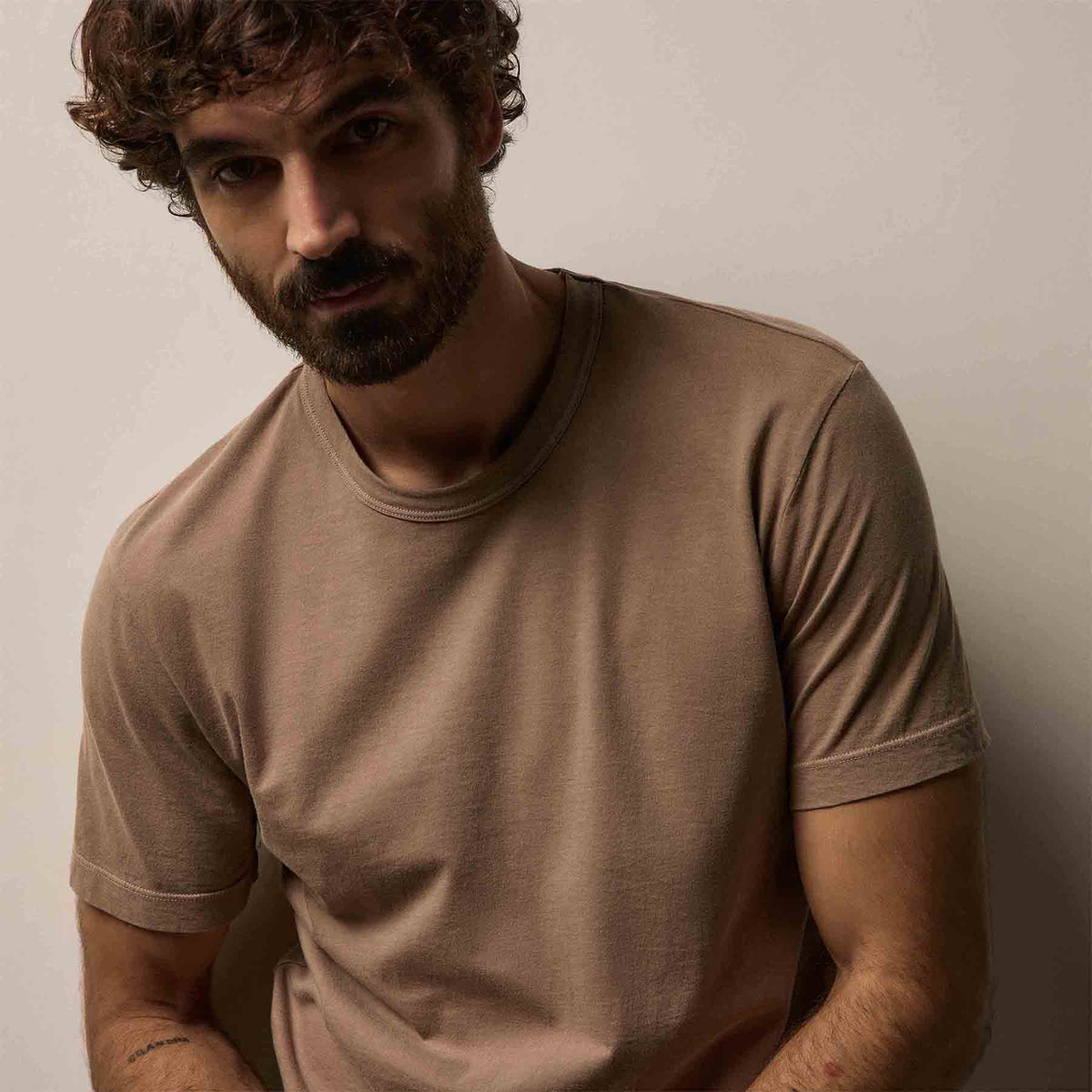 Short Sleeve Crew Neck in Coffee Pigment | James Perse Los Angeles