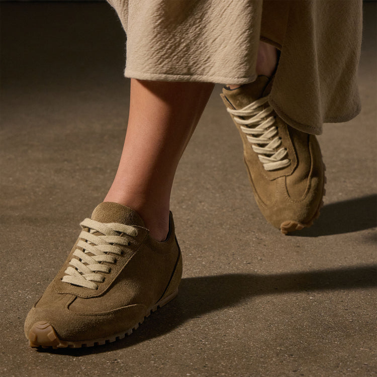 Women's Suede Low Running Sneaker - String