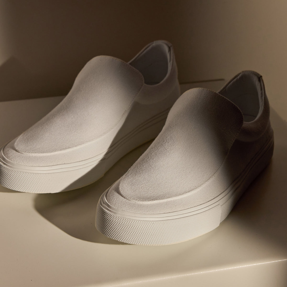 Women's Coastal Canvas Slip On in White | James Perse Los Angeles
