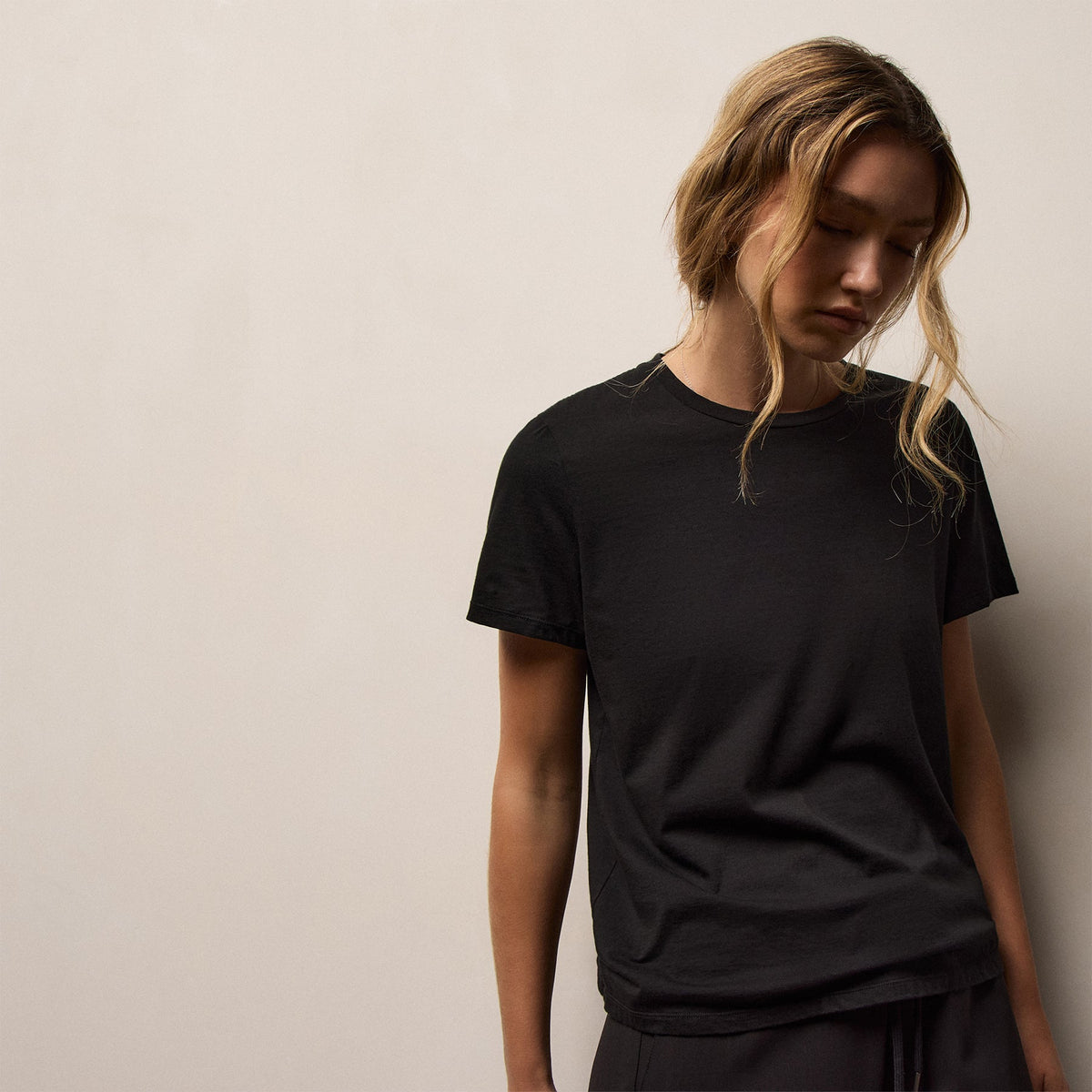 Short Sleeve Elevated Lotus Jersey Crew in Black | James Perse Los Angeles